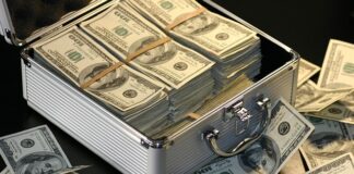 Ile zarabia początkujący radca prawny?