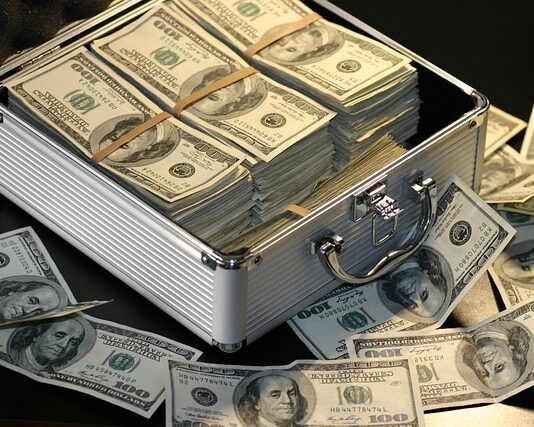 Ile zarabia osoba pracująca w Żabce?